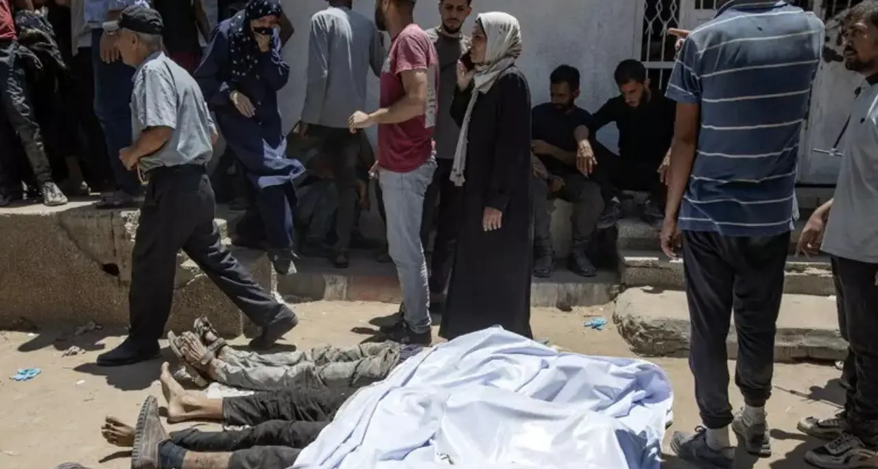 Guerra in Medio Oriente, continua la strage di civili a Gaza: 21 i morti, 12 cercavano cibo