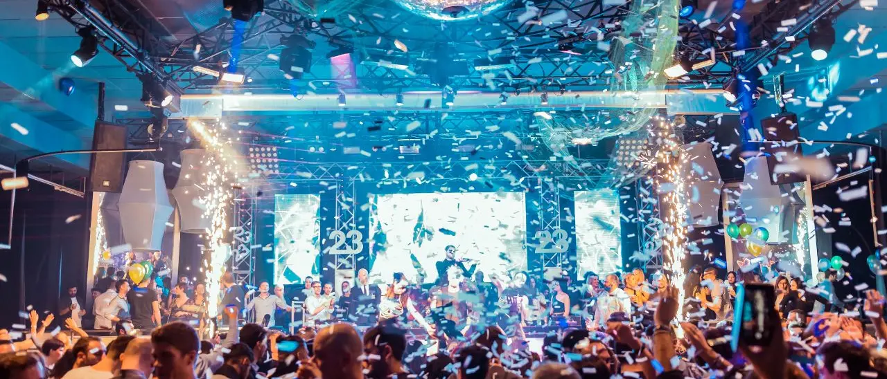 Un’estate lunga una canzone: il racconto dei tormentoni che ci hanno fatto innamorare\n