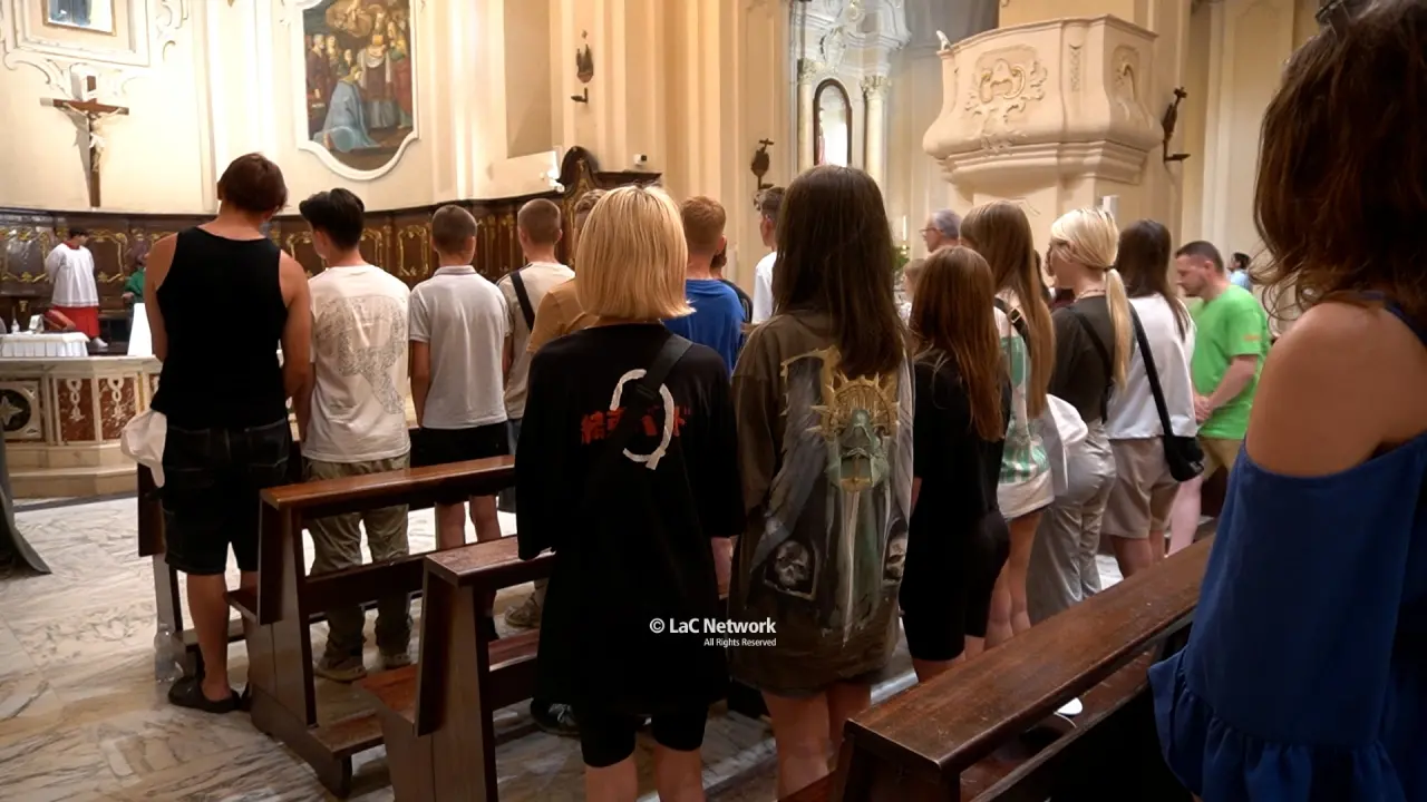 <p>I bambini ucraini nella chiesa del centro storico di Cetraro</p>\\n