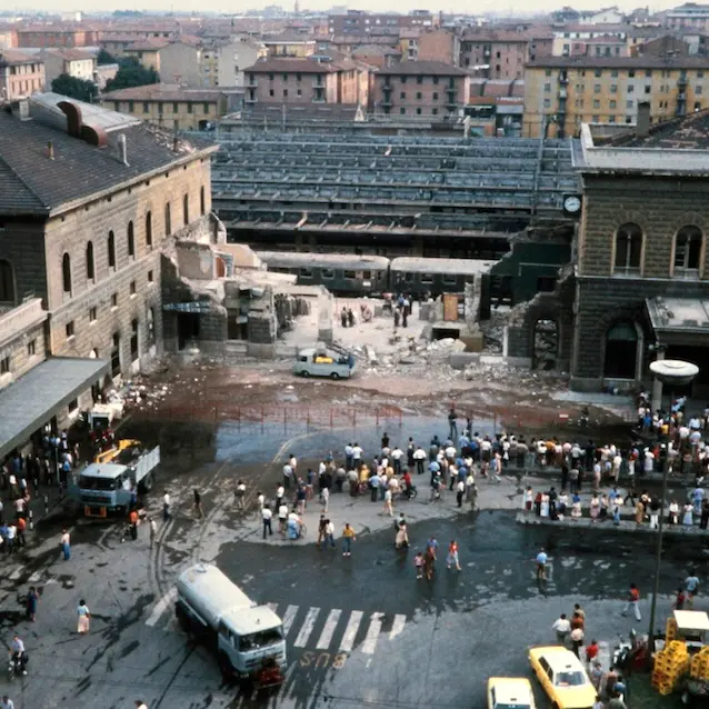 Strage di Bologna, la memoria negata torna a urlare: «Non si può estirpare un veleno ignorandone le radici»\n