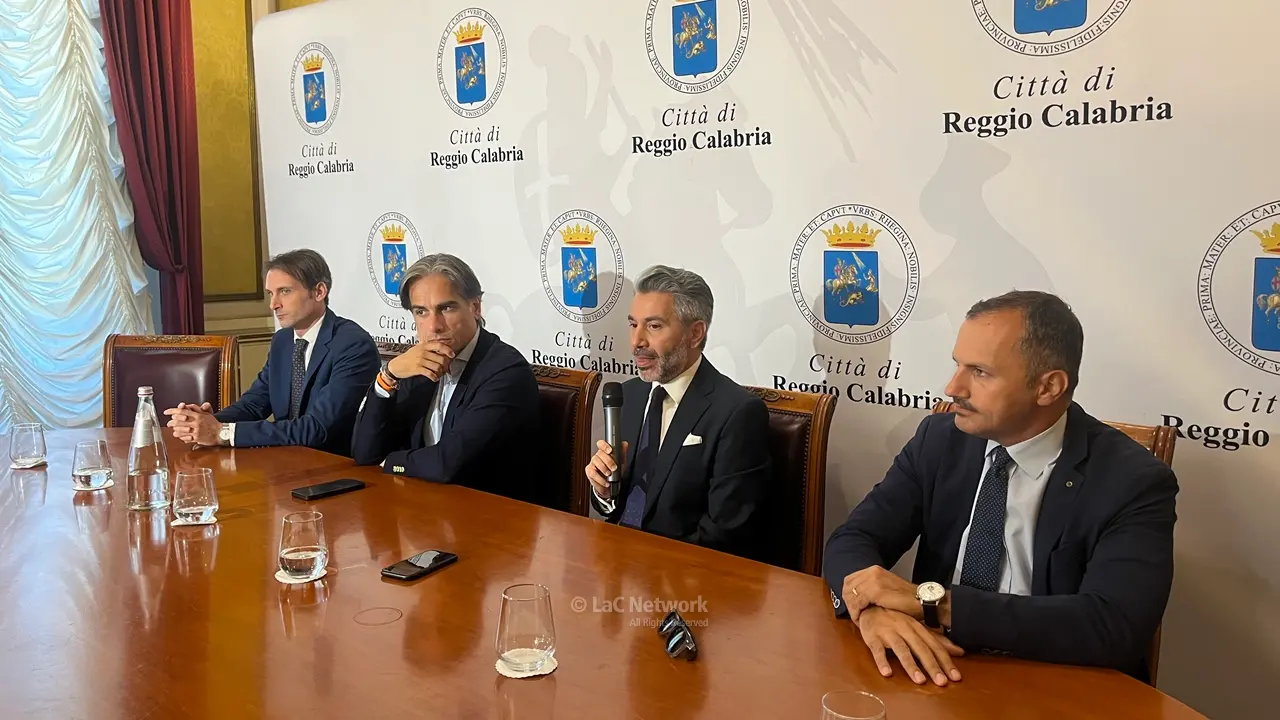 <p>Un momento della presentazione nel salone dei Lampadari &quot;Italo Falcomat&agrave;&quot; a palazzo San Giorgio</p>\\n