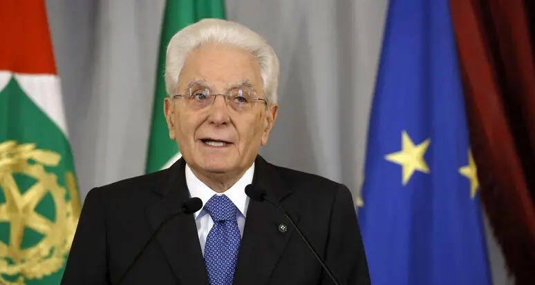 Strage di Bologna, Mattarella condanna i neofascisti. La premier Meloni evita la parola proibita, la città fischia\n