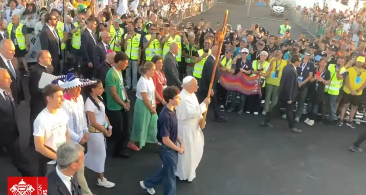 Giubileo dei giovani a Tor Vergata: il Papa tra un milione di ragazzi e un mare di emozioni\n