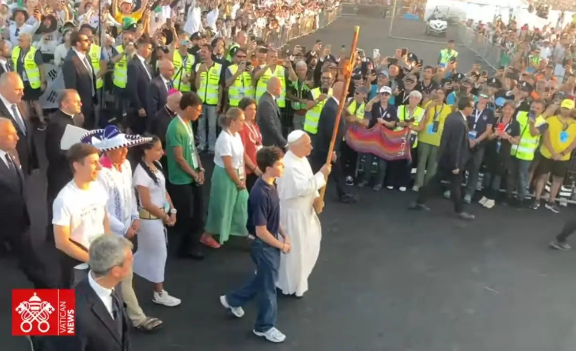 Giubileo dei giovani a Tor Vergata: il Papa tra un milione di ragazzi e un mare di emozioni\n