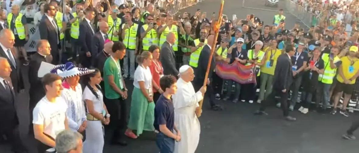 Giubileo dei giovani a Tor Vergata: il Papa tra un milione di ragazzi e un mare di emozioni\n