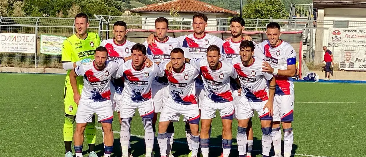 Crotone, poker al Paternicum nel Memorial “Donato Russo”. Longo traccia la strada per la stagione: «Chi non ha fame, non avrà spazio»\n