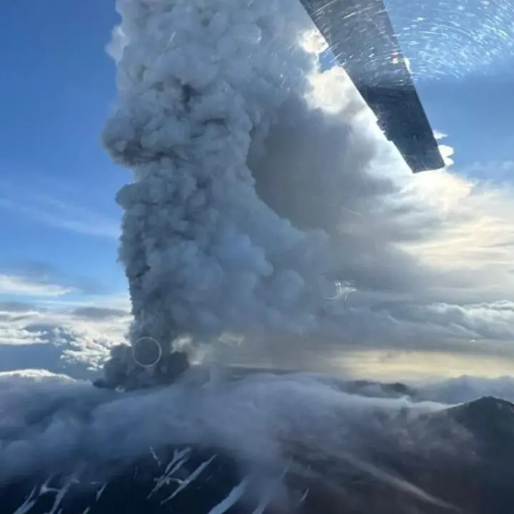 Erutta il vulcano Krasheninnikov,\u00A0\u00A0codice di pericolo “arancione” per la navigazione aerea\n