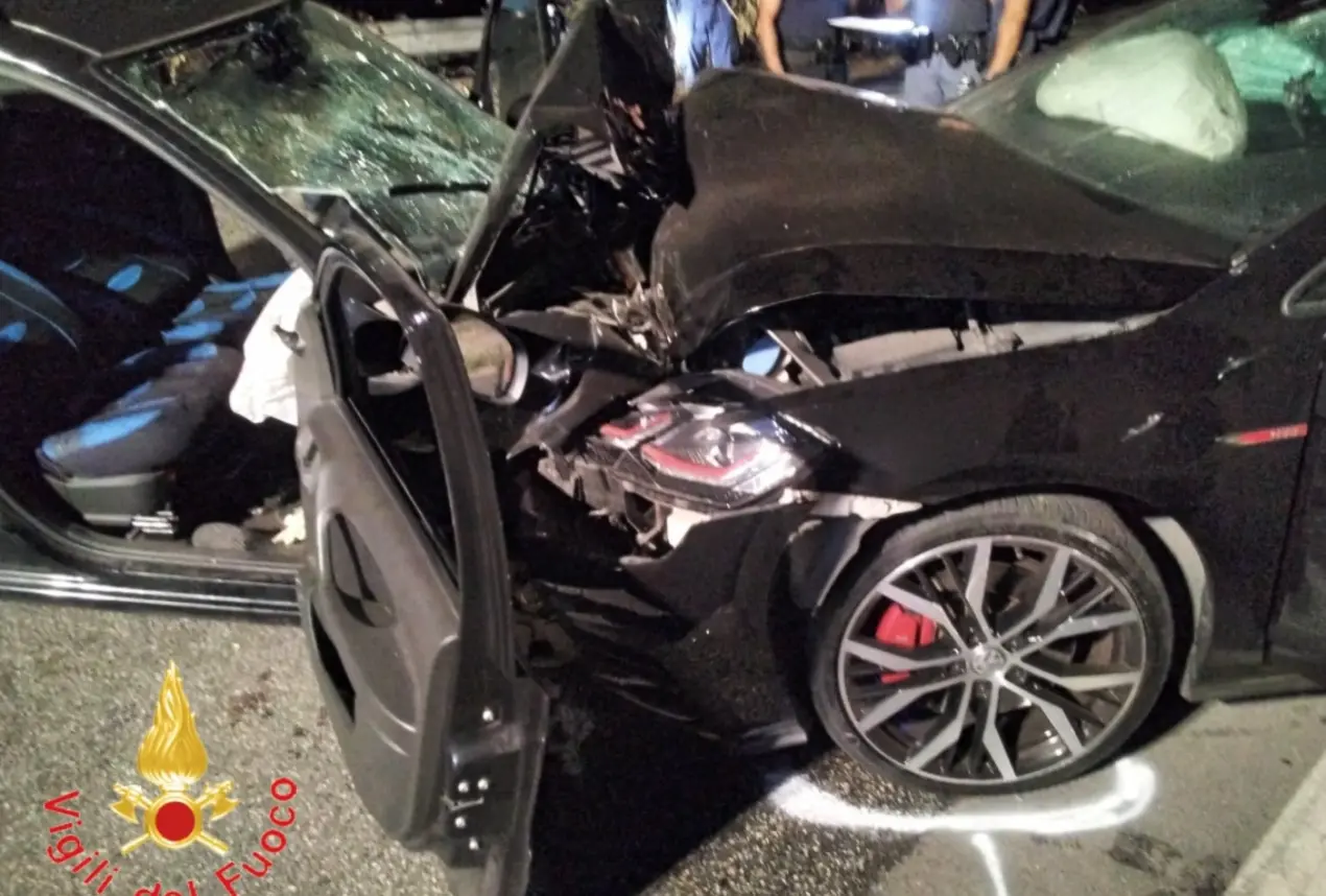Scontro frontale tra due auto lungo la Rosarno-San Ferdinando: morti marito e moglie\n