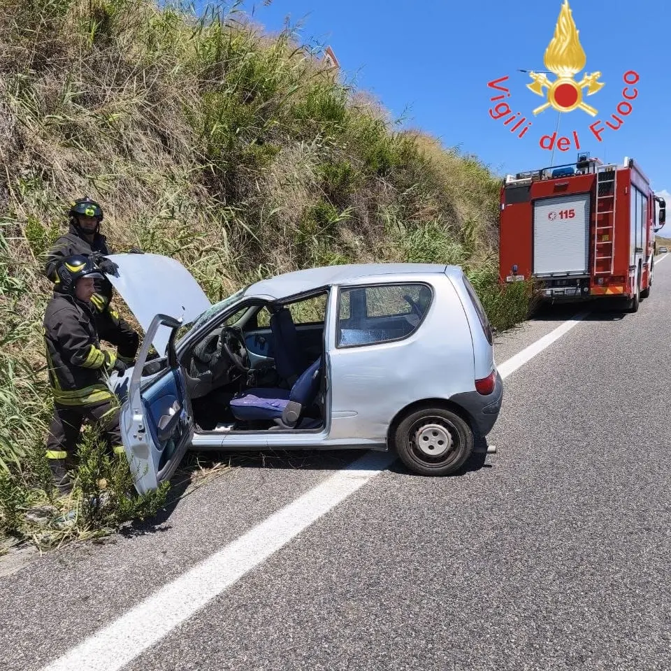 Auto si ribalta a Catanzaro Ovest, ferito un giovane\n
