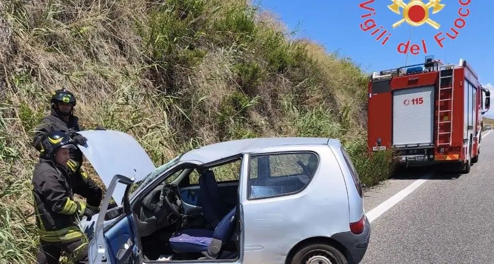 Auto si ribalta a Catanzaro Ovest, ferito un giovane\n