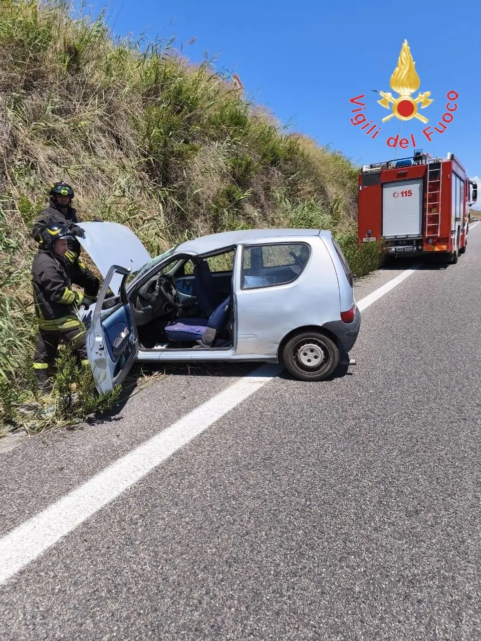 Auto si ribalta a Catanzaro Ovest, ferito un giovane\n
