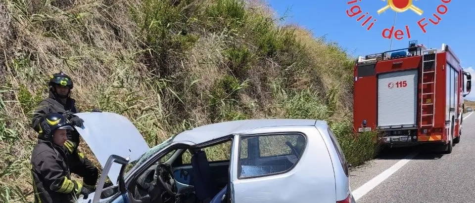 Auto si ribalta a Catanzaro Ovest, ferito un giovane\n