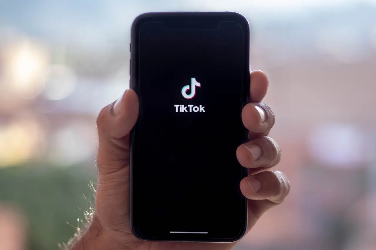 Pubblica un video su TikTok…\u00A0Ma svela il tradimento: l’errore fatale che fa saltare il matrimonio