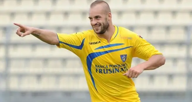 Davis Curiale, oltre 100 gol tra Serie A, B e C, firma con la DB Rossoblù Luzzi in Eccellenza\n
