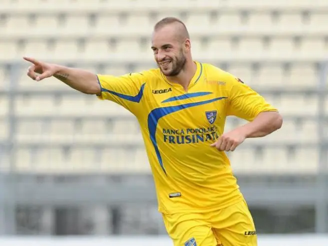 Davis Curiale, oltre 100 gol tra Serie A, B e C, firma con la DB Rossoblù Luzzi in Eccellenza\n