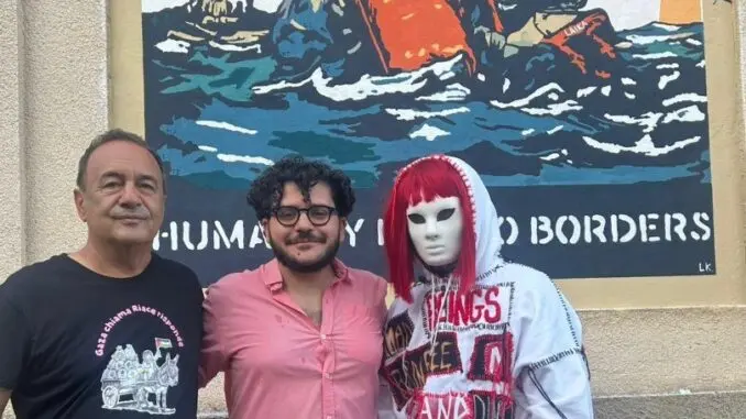 “L’umanità non ha confini”, a\u00A0Riace il nuovo murale di Laika dedicato\u00A0al modello di accoglienza\n