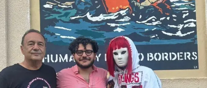 “L’umanità non ha confini”, a\u00A0Riace il nuovo murale di Laika dedicato\u00A0al modello di accoglienza\n