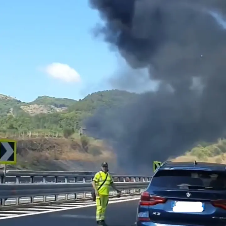 A2 chiusa per incidente: mezzi in fiamme tra Mormanno e Campotenese