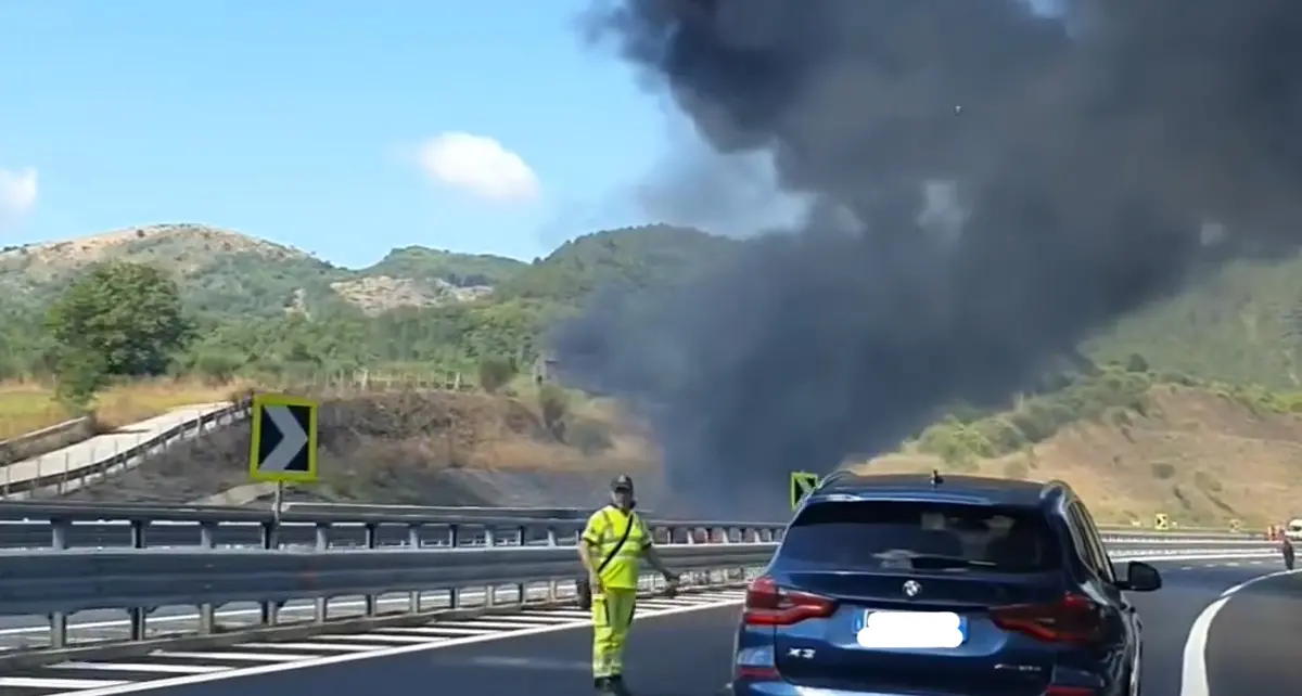 A2 chiusa per incidente: mezzi in fiamme tra Mormanno e Campotenese