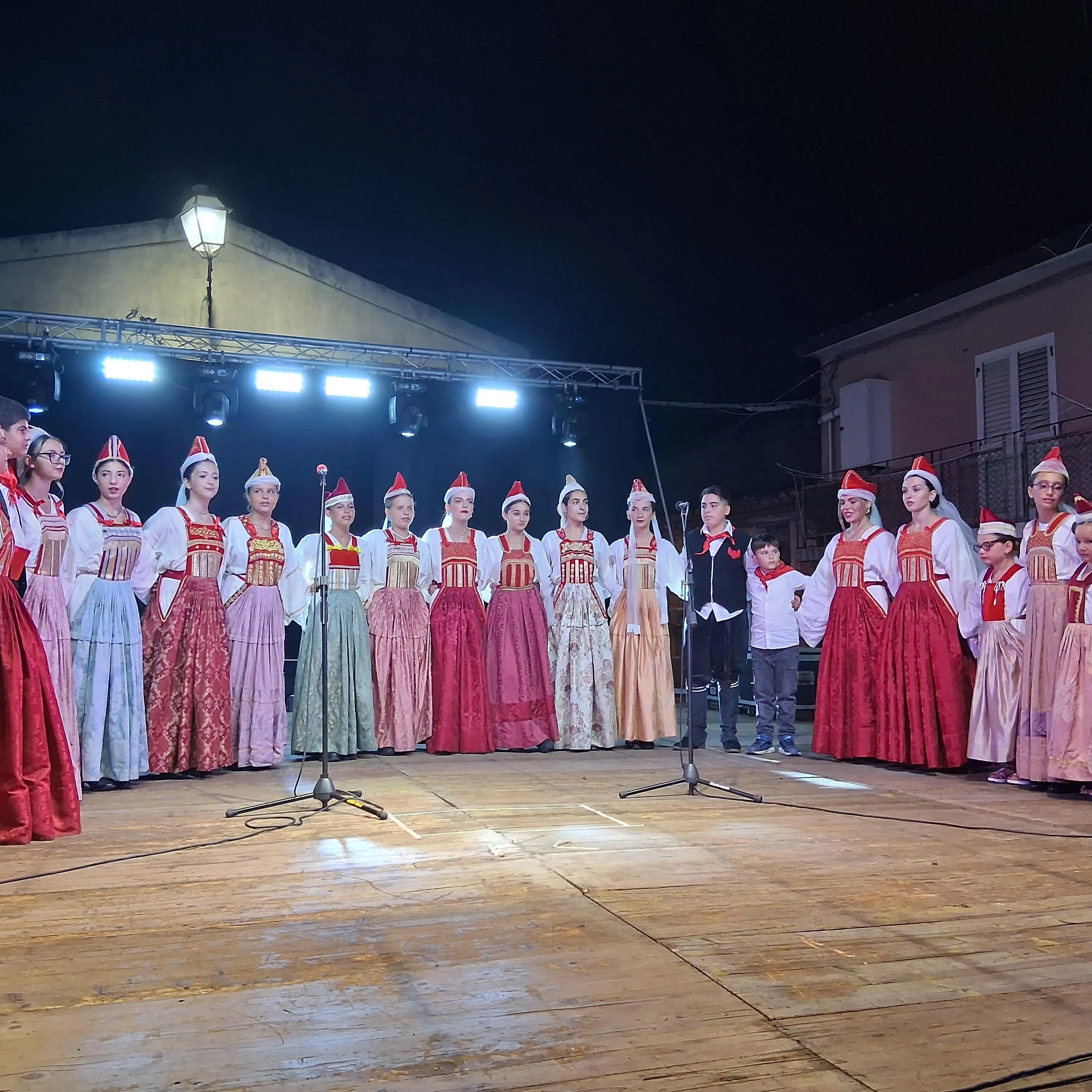 L’orgoglio albanese rivive nel festival \"Sinfonia Arbëreshe\":\u00A0canti e balli emozionano il pubblico a Caraffa\n\n\n