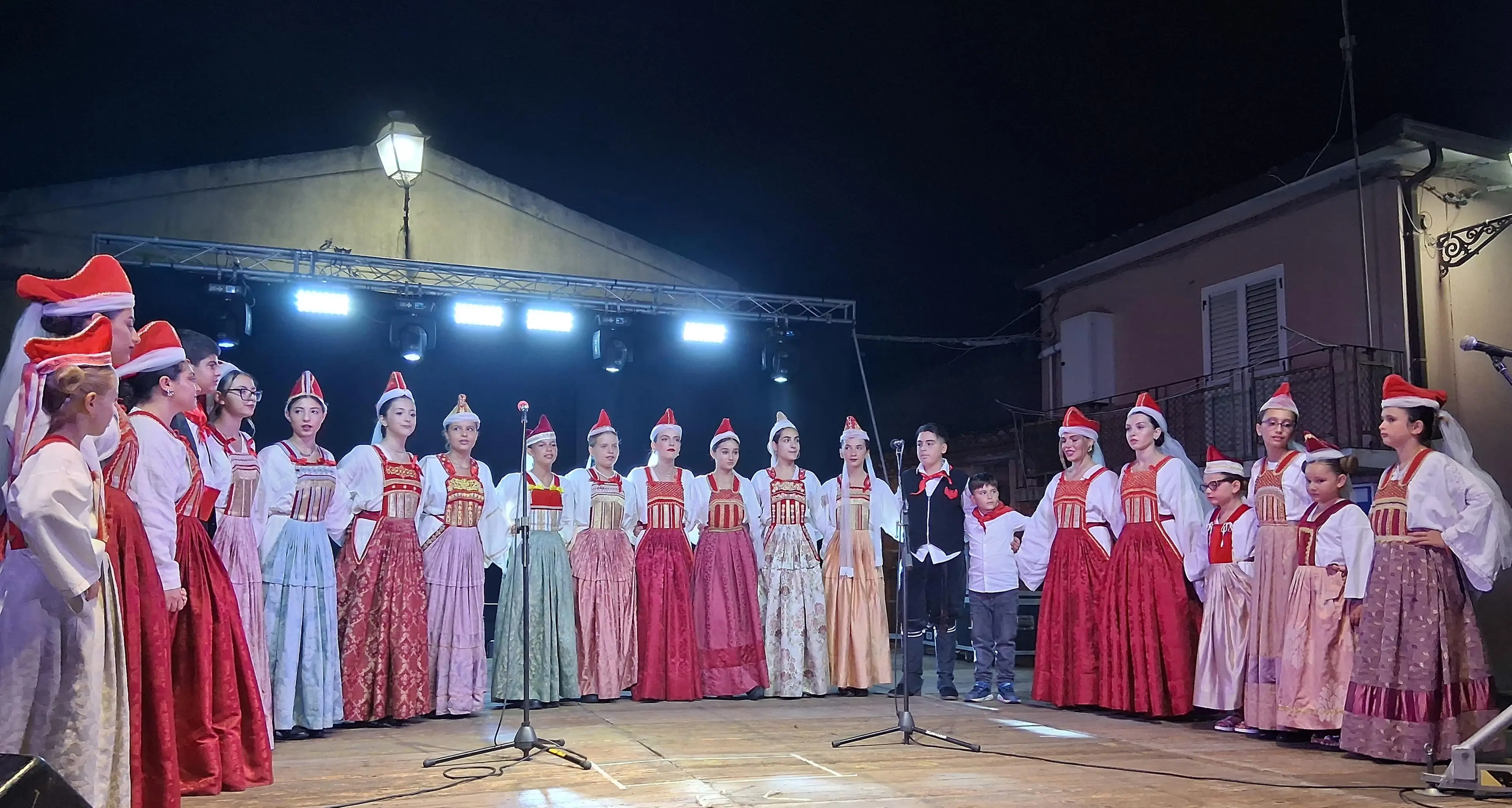 L’orgoglio albanese rivive nel festival \"Sinfonia Arbëreshe\":\u00A0canti e balli emozionano il pubblico a Caraffa\n\n\n