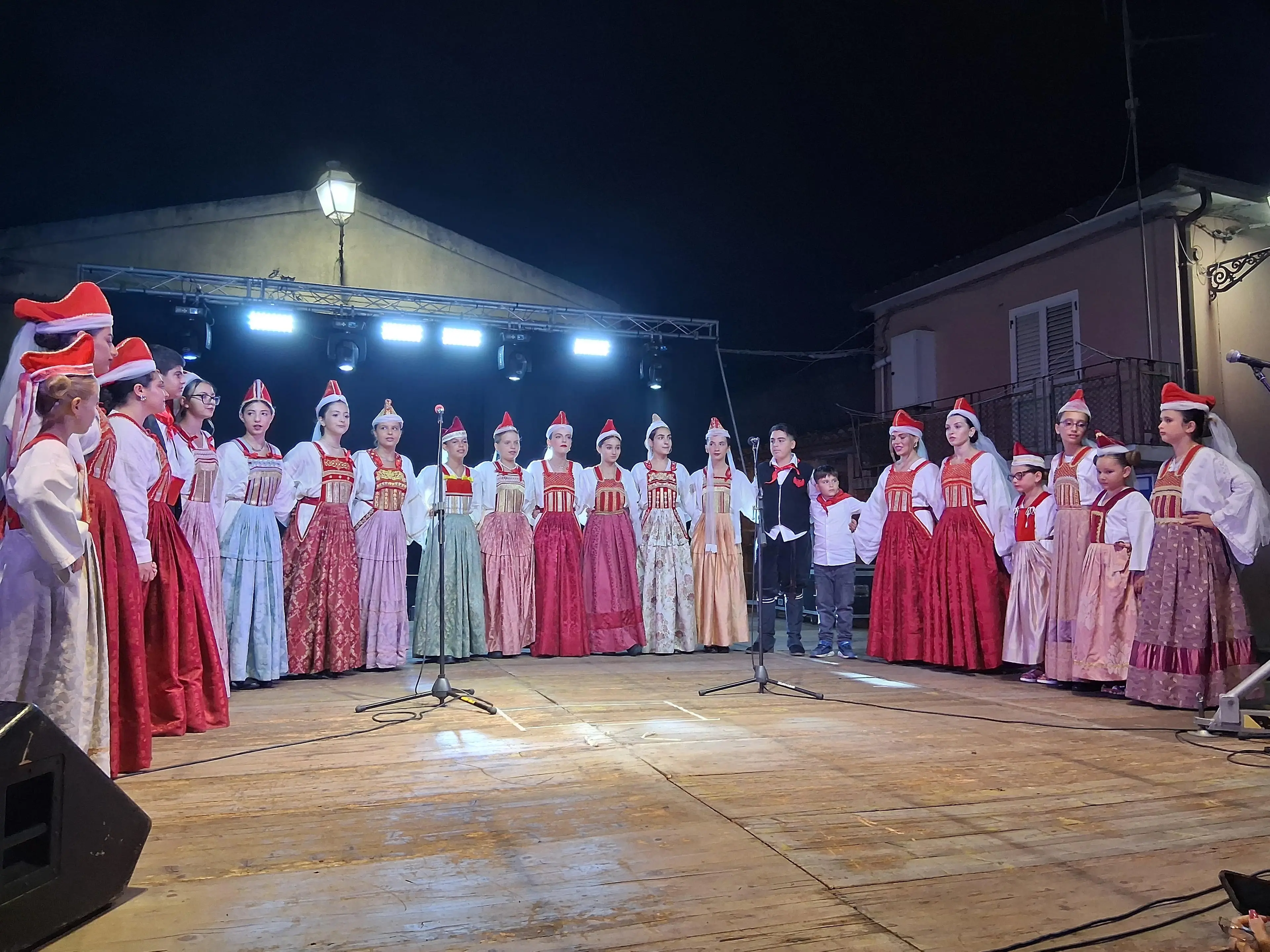 L’orgoglio albanese rivive nel festival \"Sinfonia Arbëreshe\":\u00A0canti e balli emozionano il pubblico a Caraffa\n\n\n