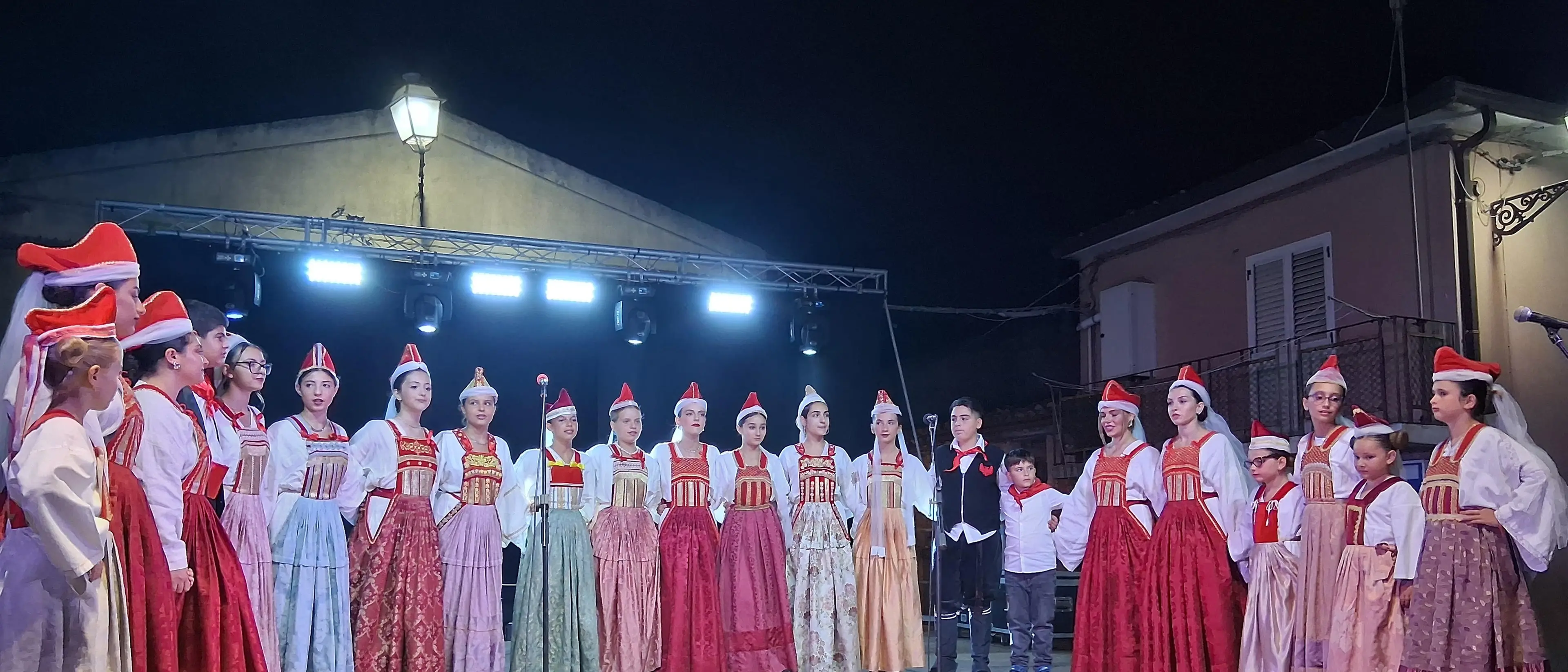 L’orgoglio albanese rivive nel festival \"Sinfonia Arbëreshe\":\u00A0canti e balli emozionano il pubblico a Caraffa\n\n\n