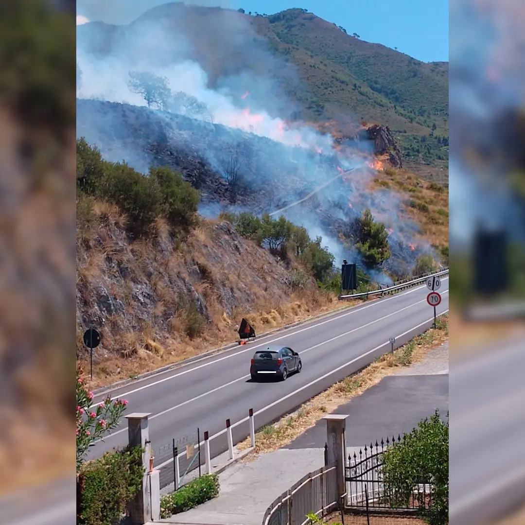 Praia, vasto incendio colpisce la collina che sovrasta la statale 18