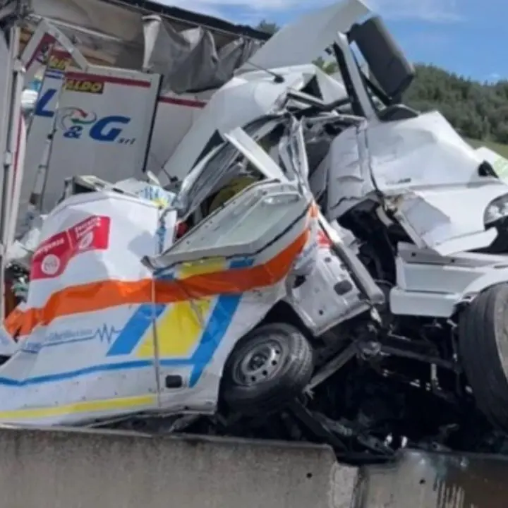 Camion travolge ambulanza: tre morti\u00A0sull’Autostrada del Sole tra Arezzo e Valdarno\n