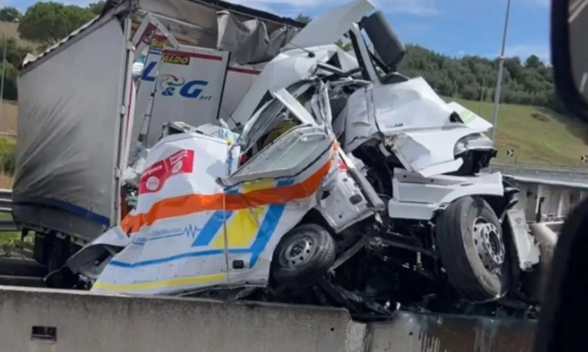 Camion travolge ambulanza: tre morti\u00A0sull’Autostrada del Sole tra Arezzo e Valdarno\n