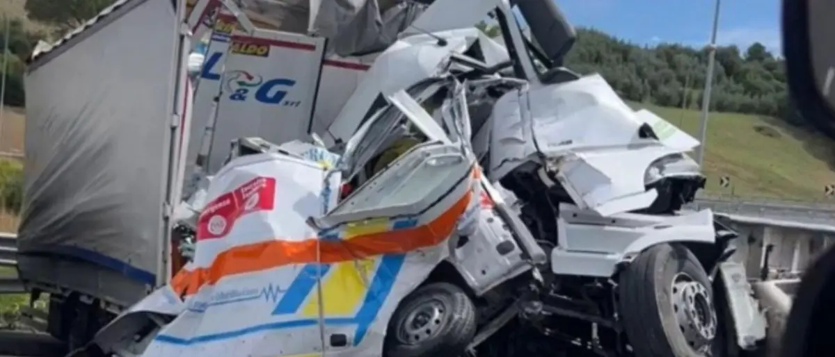 Camion travolge ambulanza: tre morti\u00A0sull’Autostrada del Sole tra Arezzo e Valdarno\n
