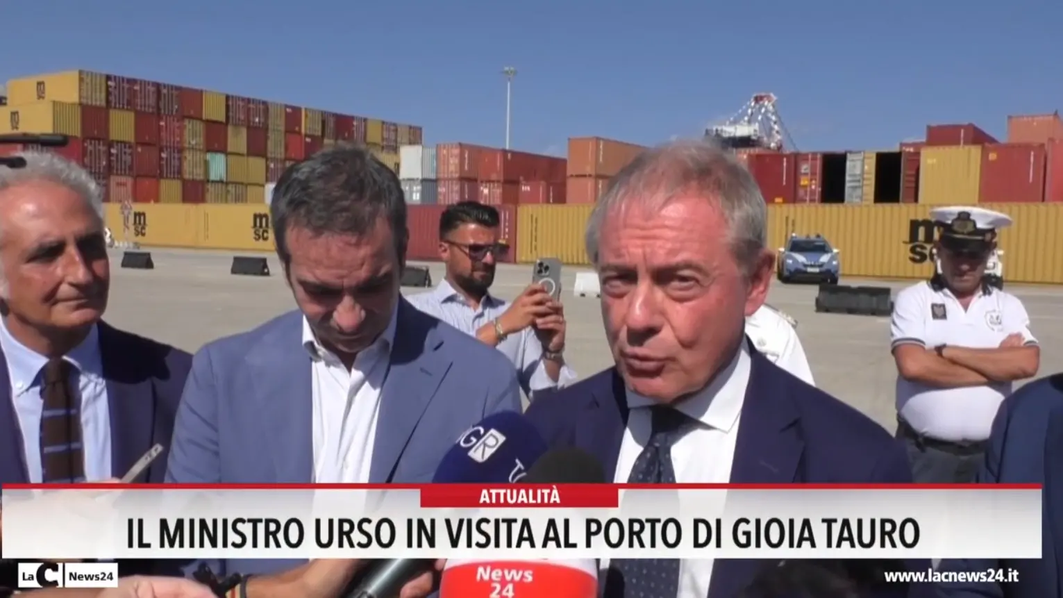 Il ministro Urso in visita al porto di Gioia Tauro