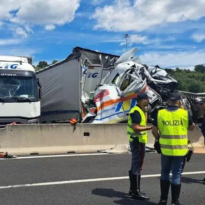 Tragico incidente sull’A1: camion salta la corsia: 3 morti e 18 feriti\n