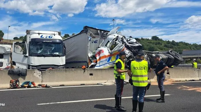Soccorritori sul luogo del tragico incidente sull\\'autostrada A1, 04 agosto 2025. , ANSA