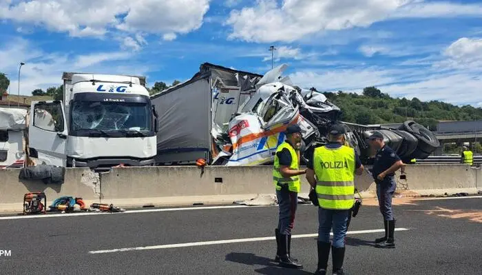 Tragico incidente sull’A1: camion salta la corsia: 3 morti e 18 feriti\n