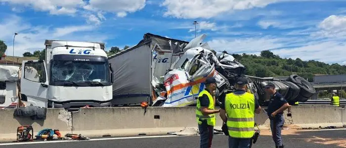 Tragico incidente sull’A1: camion salta la corsia: 3 morti e 18 feriti\n