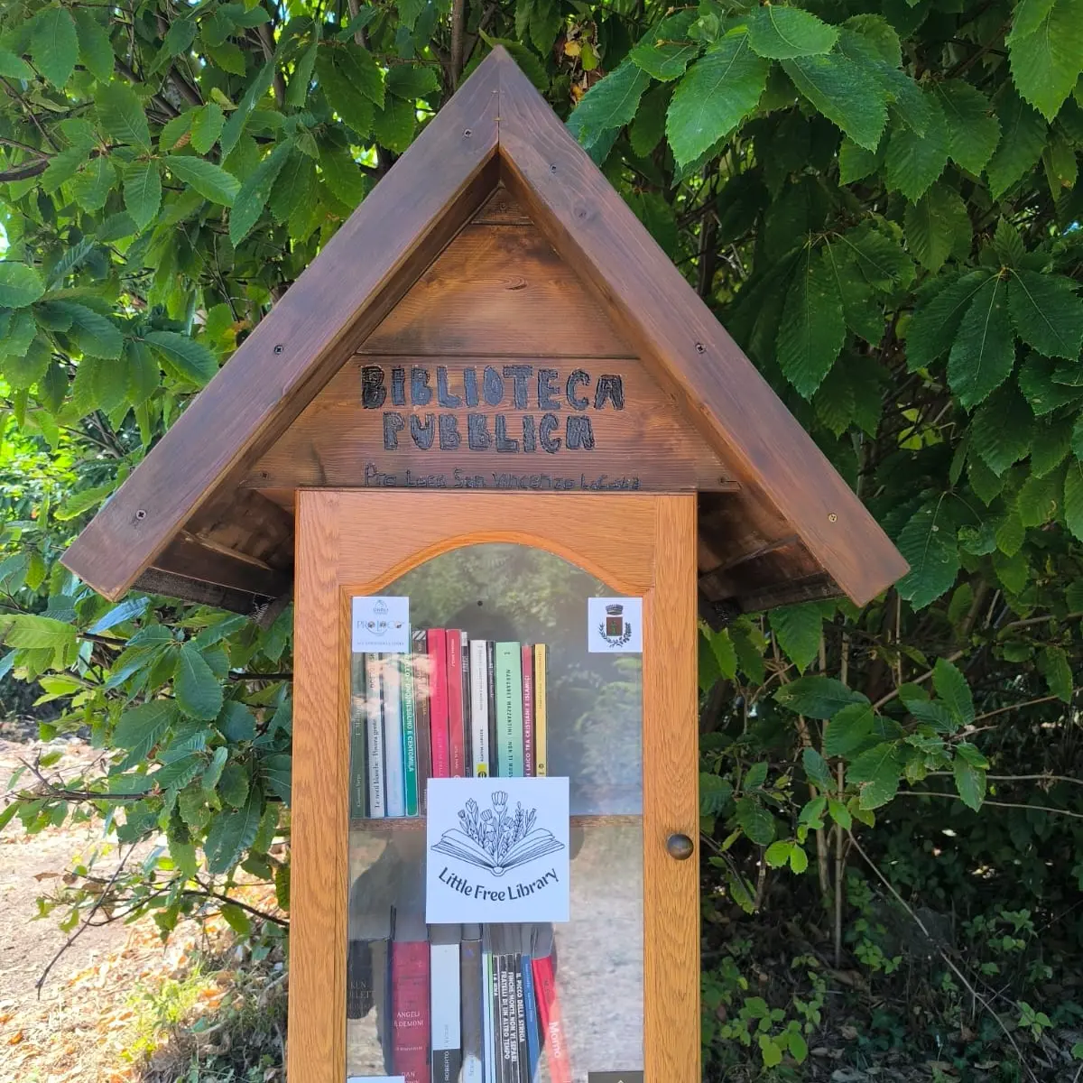Una Free Library tra i castagni\u00A0del suggestivo Sentiero degli Espulsi\n