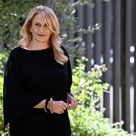 Spettri, il libro di Monica Maggioni finalista al Premio Letterario Caccuri: sette storie che pongono domande scomode sul futuro\n