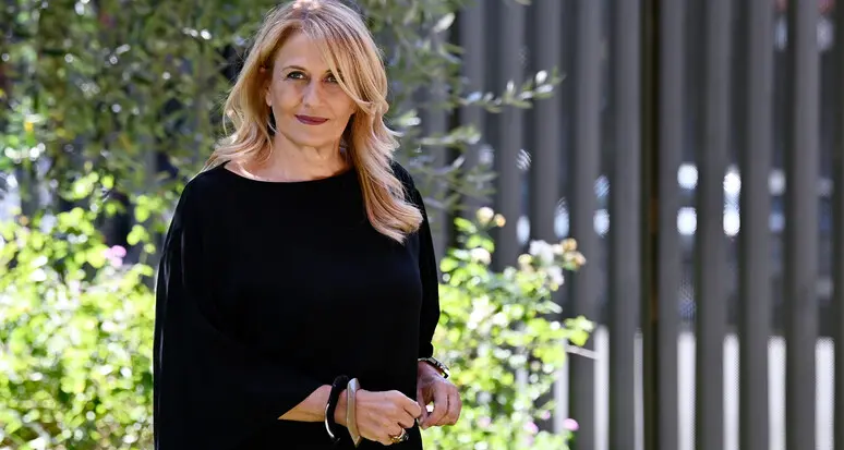 Spettri, il libro di Monica Maggioni finalista al Premio Letterario Caccuri: sette storie che pongono domande scomode sul futuro\n