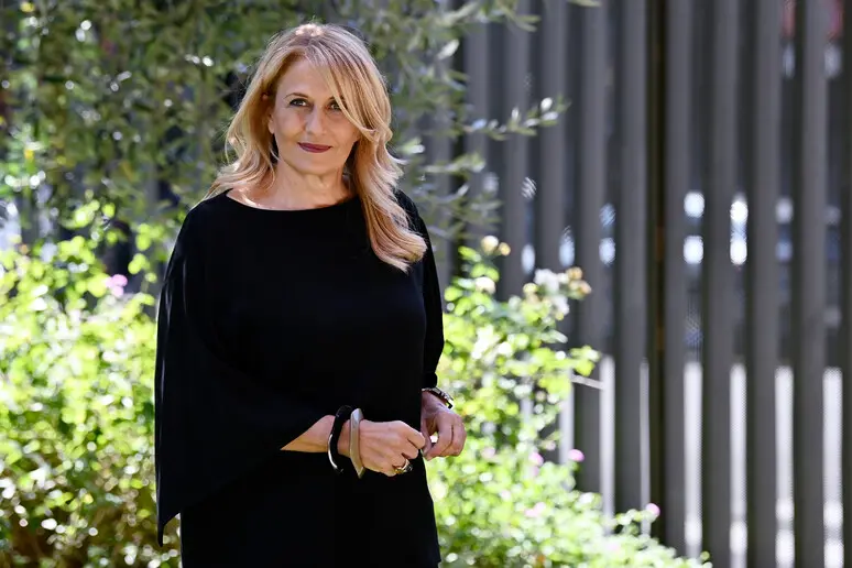 Spettri, il libro di Monica Maggioni finalista al Premio Letterario Caccuri: sette storie che pongono domande scomode sul futuro\n