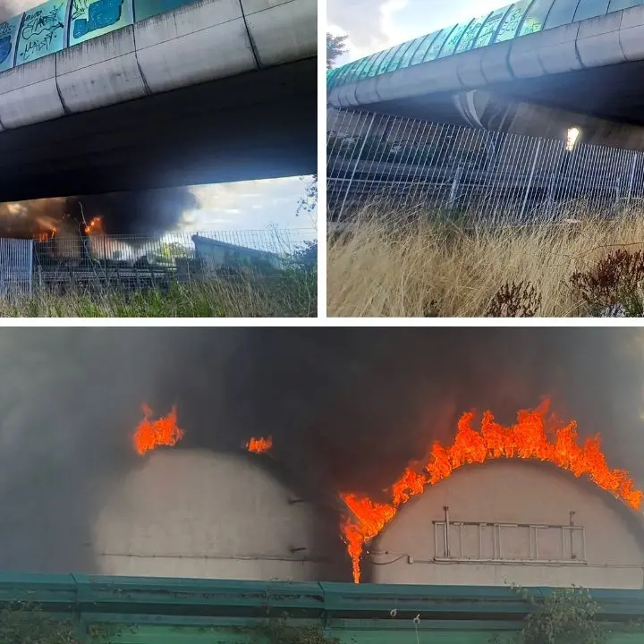 Rende, vasto incendio in un capannone vicino al Metropolis | FOTO E VIDEO