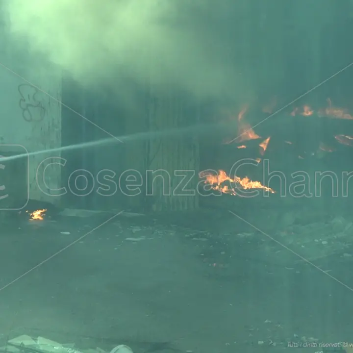 Fiamme, fumo e terrore: l’incendio a Rende che ha bloccato una città