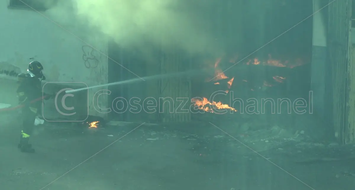 Fiamme, fumo e terrore: l’incendio a Rende che ha bloccato una città