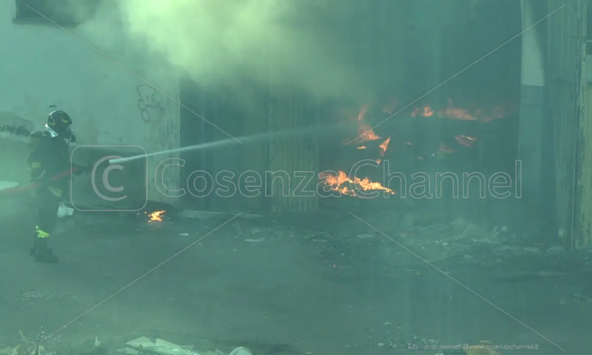 Fiamme, fumo e terrore: l’incendio a Rende che ha bloccato una città
