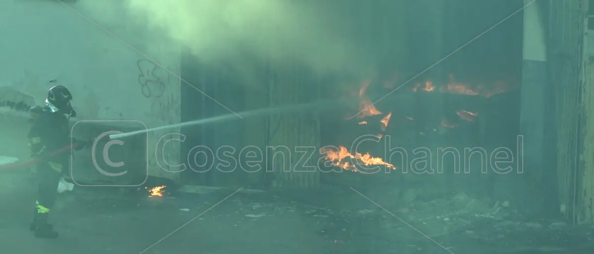 Fiamme, fumo e terrore: l’incendio a Rende che ha bloccato una città