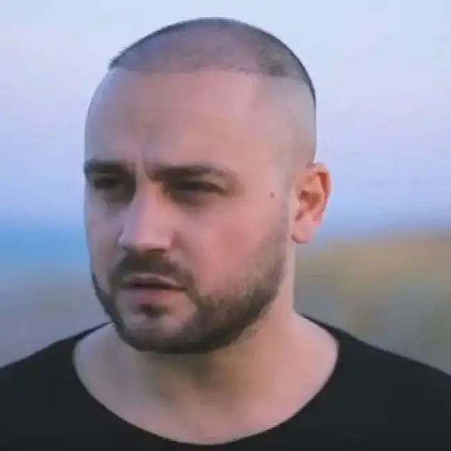 «Non mi fanno cantare perché sono figlio di un mafioso». A Gioiosa Jonica stop al concerto di Andrea Zeta\n