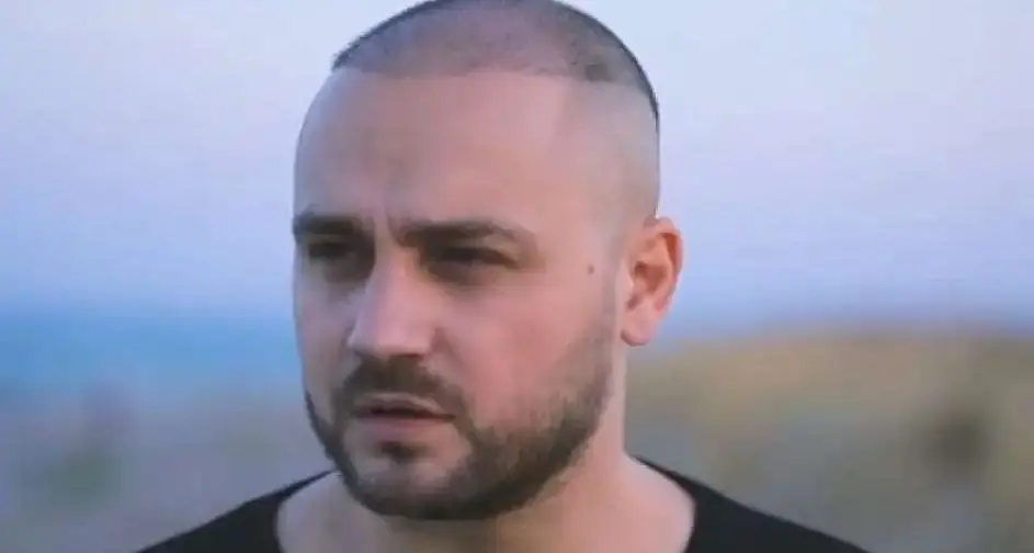 «Non mi fanno cantare perché sono figlio di un mafioso». A Gioiosa Jonica stop al concerto di Andrea Zeta\n