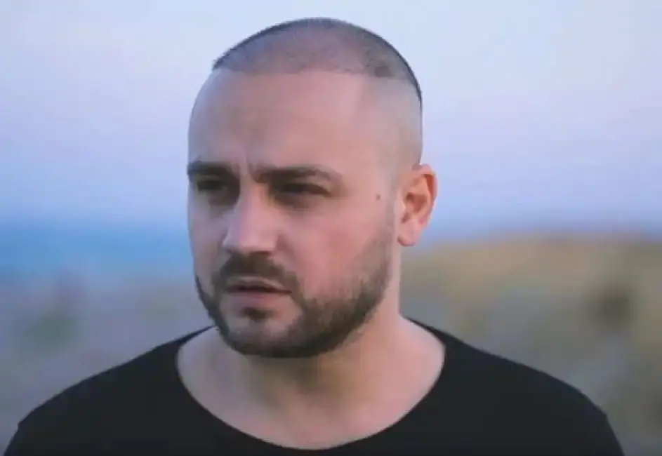 «Non mi fanno cantare perché sono figlio di un mafioso». A Gioiosa Jonica stop al concerto di Andrea Zeta\n
