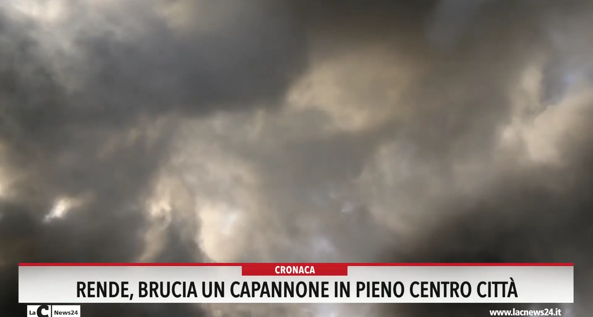 Rende, brucia un capannone con tetto in eternit