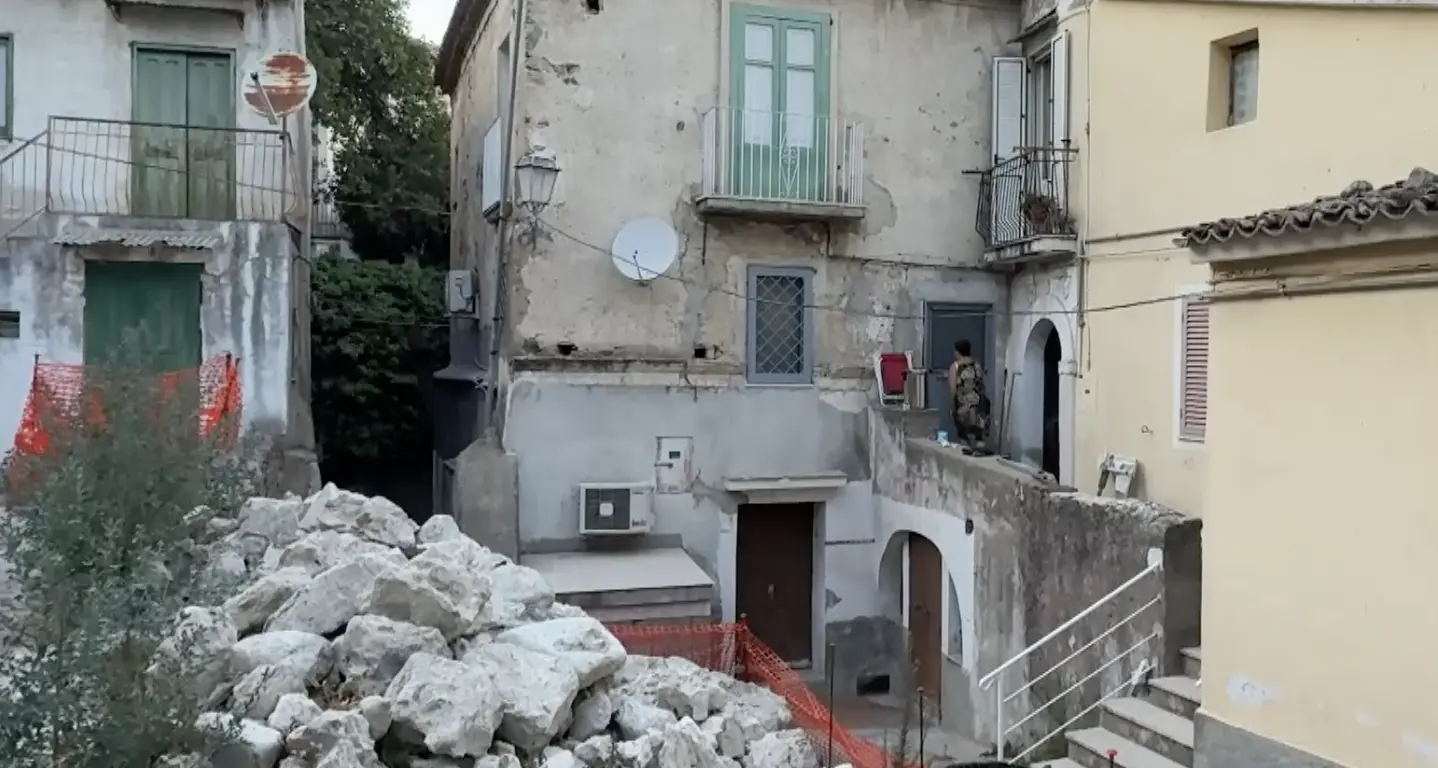 Rossano, centro storico al degrado: topi, crolli e turisti delusi\n